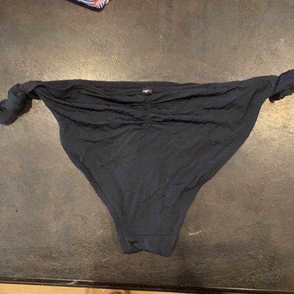 Medium scrunch back swim bottoms - Picture 2 of 2